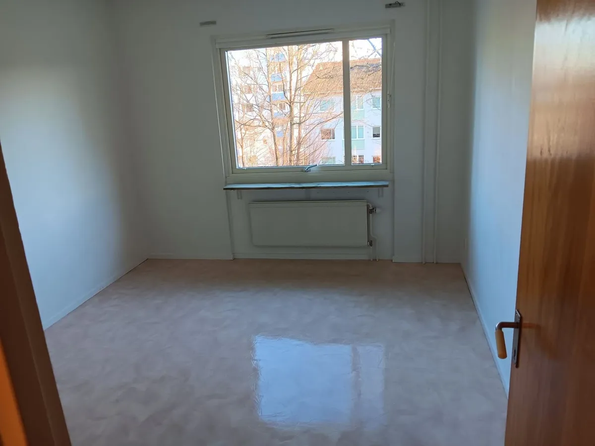 Tomt sovrum med blankt, nytvättat golv
